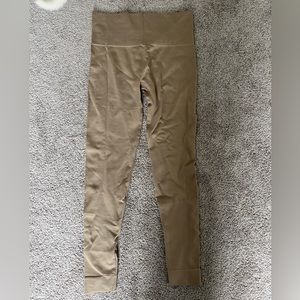 Classic Set Active Sculptflex Leggings in shade “sand”.